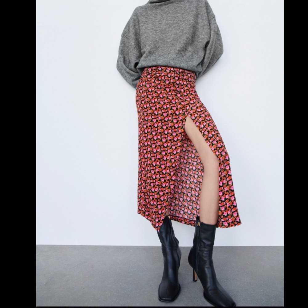 NWT ZARA printed skirt / L